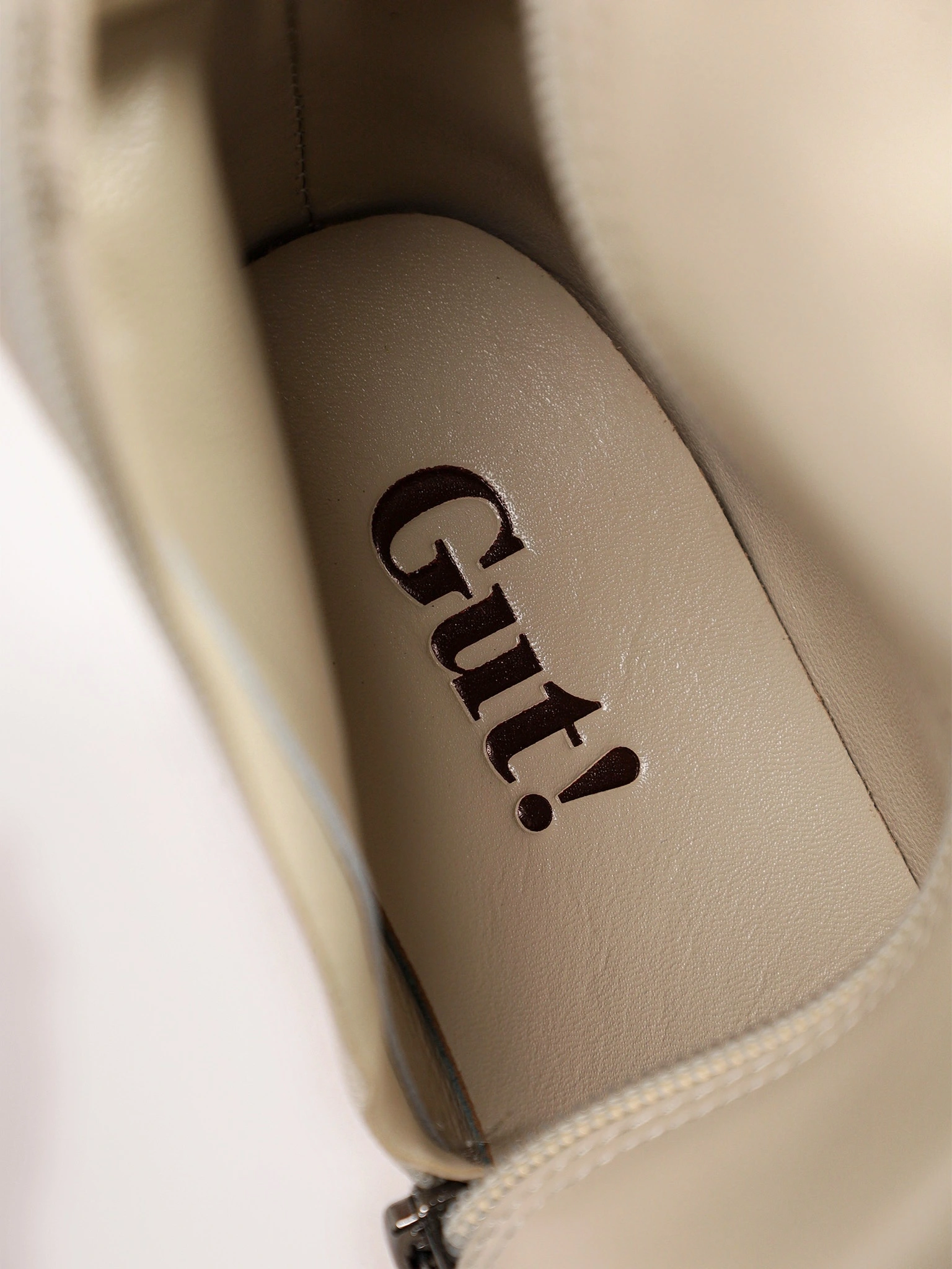 Сапоги молочного цвета на среднем каблуке